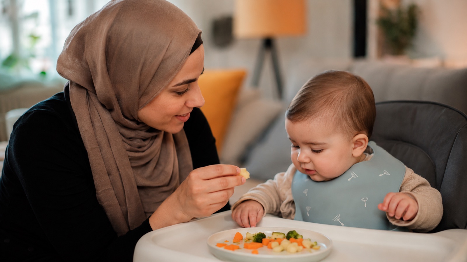 Moeder let aandachtig op haar baby die zelf kleine zachte stukjes groente eet